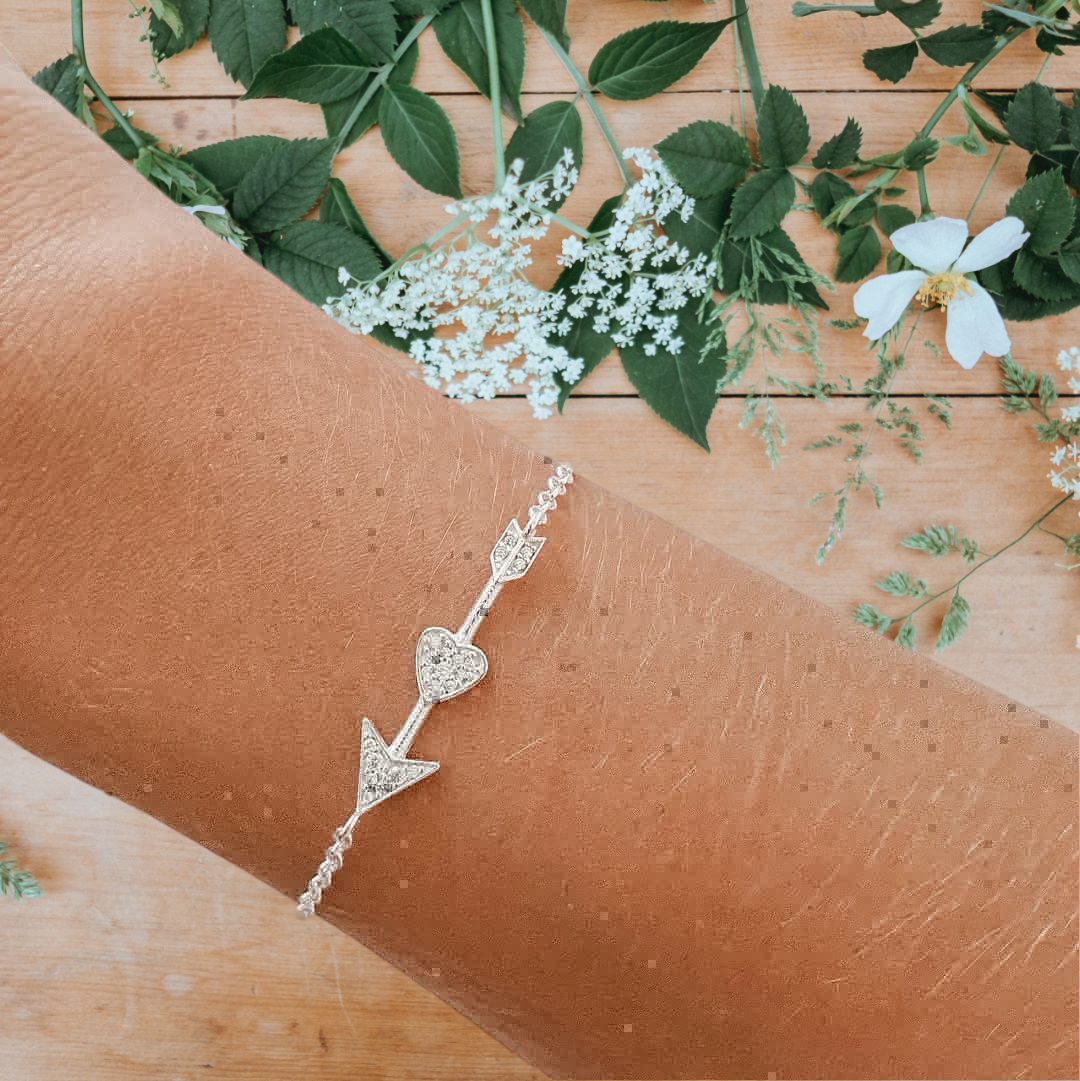 PULSEIRA FLECHA CORAÇÃO CRAVEJADO ELO PORTUGUÊS