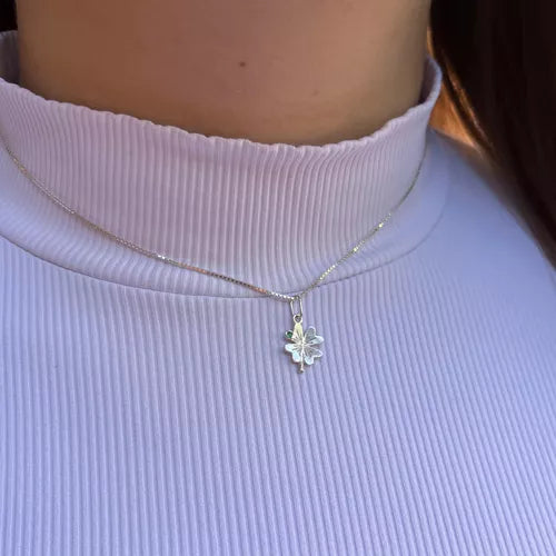 PINGENTE TREVO COM PEDRINHA DA SORTE CRISTAL